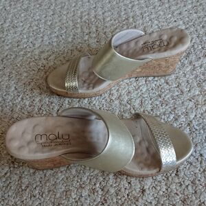 Malu gold tone Renay 2 bands Comfort Wedge Slides size 7